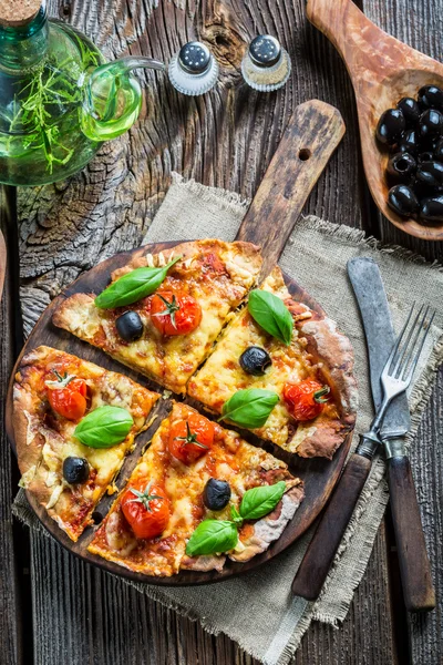 Beredda pizza innan bakning — Stockfoto