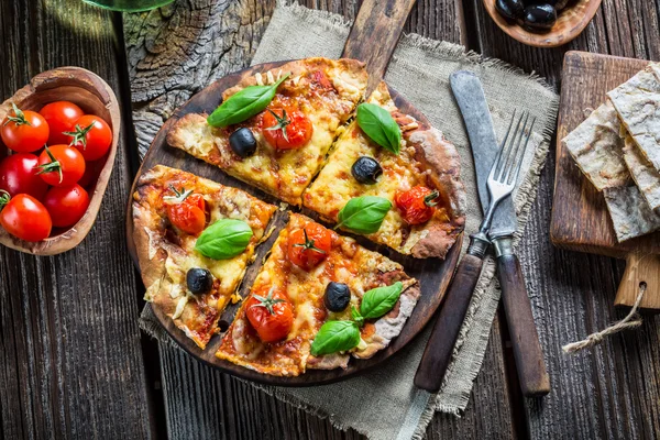 Dra osten på nyligen bakat pizza — Stockfoto