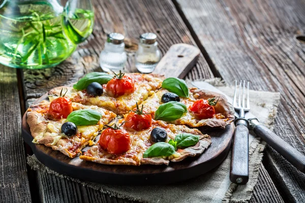 Yakın çekim üzerinde taze bölünmüş bir pizza — Stok fotoğraf