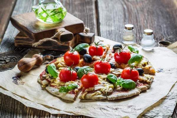 Ingrediënten voor zelfgemaakte pizza — Stockfoto