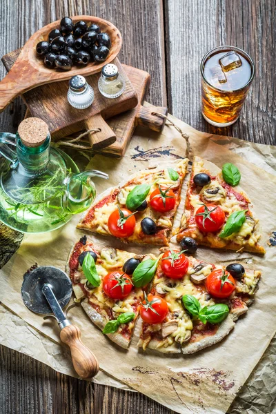 Närbild av nybakade pizza med ost och basilika — Stockfoto