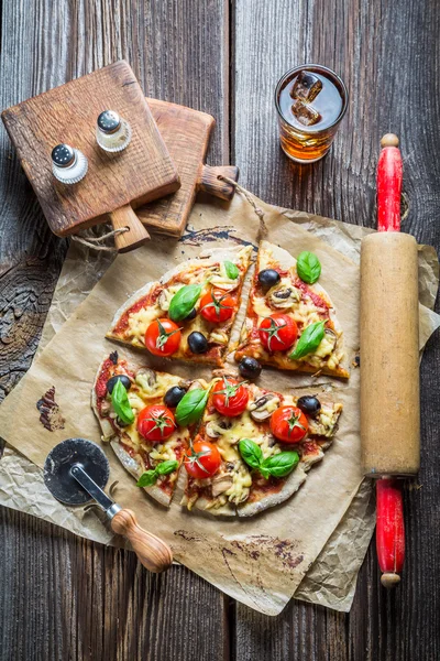 Primer plano de pizza horneada con aceitunas y tomates —  Fotos de Stock