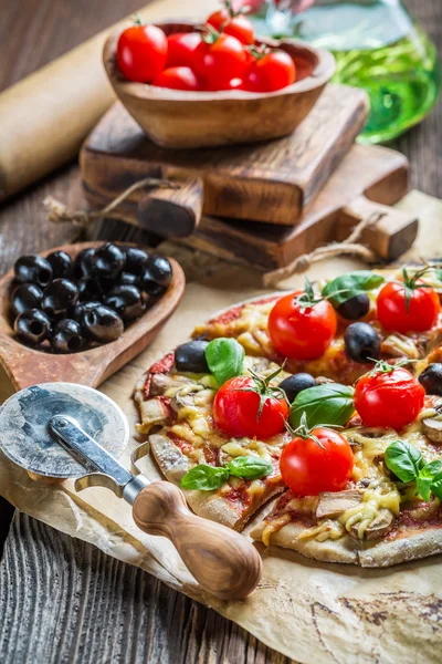 Close-up de pizza caseira com cogumelos — Fotografia de Stock