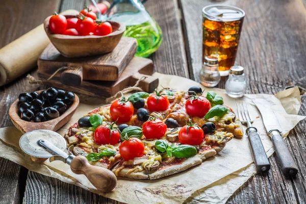 Pizza caseira com cogumelos — Fotografia de Stock