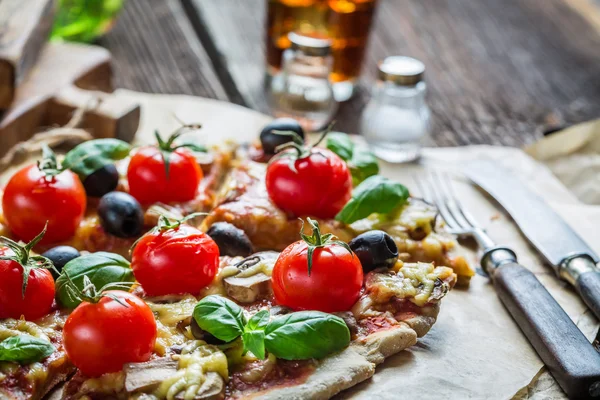 Pizza caseira com cogumelos em papel manteiga — Fotografia de Stock