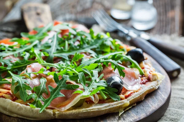 Closeup of homemade pizza with tomato and basil — Stock Photo, Image