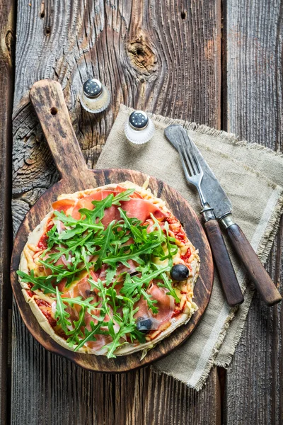 Pizza recém-assada dividida e dada em papel manteiga — Fotografia de Stock