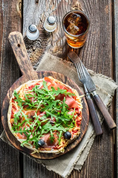 Hemmagjord pizzadeg gjord på jäst och mjöl — Stockfoto