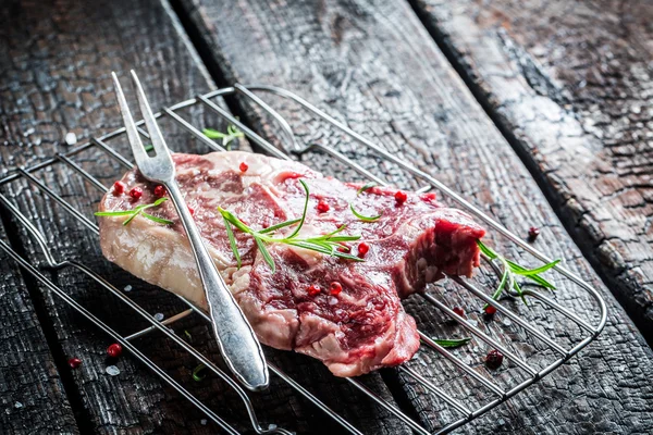 Primer plano de la carne con hierbas — Foto de Stock