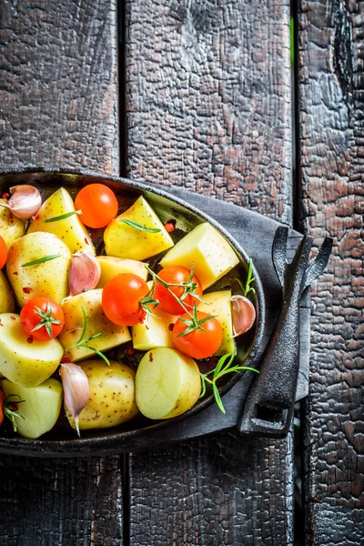 Batata com alecrim e alho pronto para grelhar — Fotografia de Stock