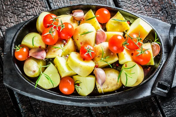 Batata com tomate fresco e alho pronto para grelhar — Fotografia de Stock