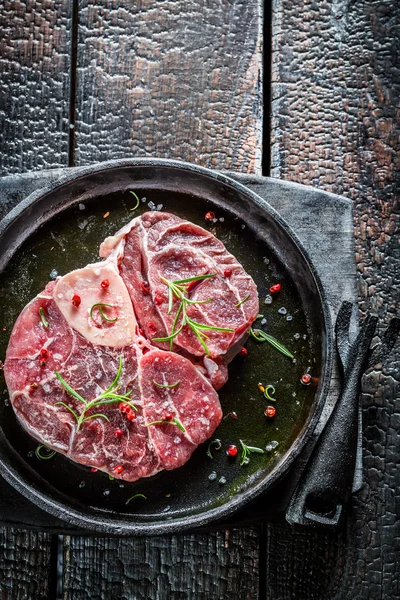 Closeup de carne de vaca com ervas prontas para grelhar — Fotografia de Stock