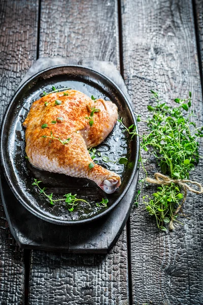 鶏肉のハーブとスパイス焼きの準備の部分 — ストック写真