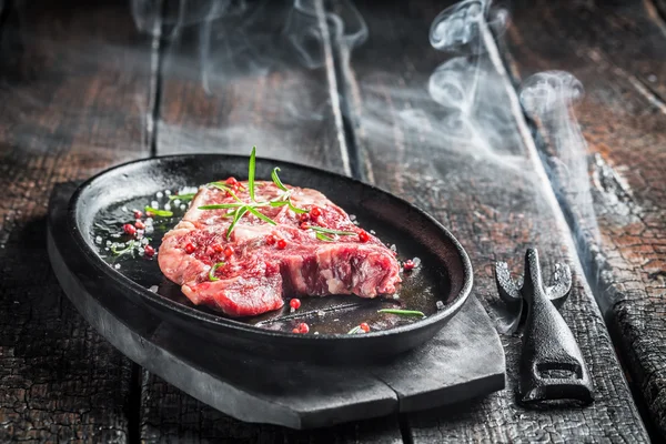 Asar carne roja con romero — Foto de Stock