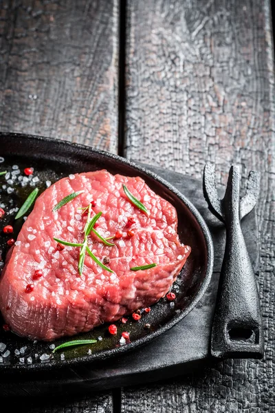 Carne assada com ervas — Fotografia de Stock