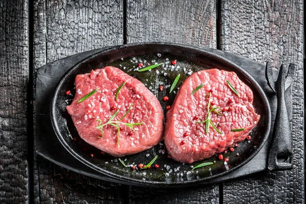 Rotes Fleisch mit Kräutern grillen — Stockfoto