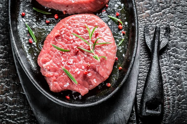 Grelhar carne fresca com alecrim — Fotografia de Stock