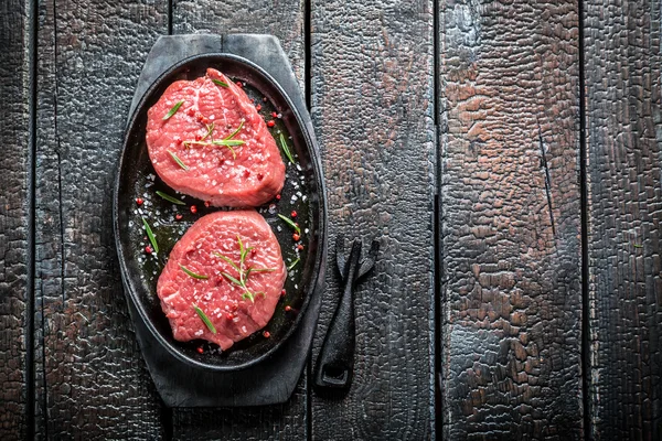 Rostning färsk bit nötkött med rosmarin — Stockfoto