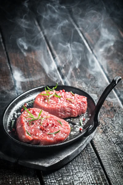 Asar trozo fresco de carne roja con hierbas — Foto de Stock