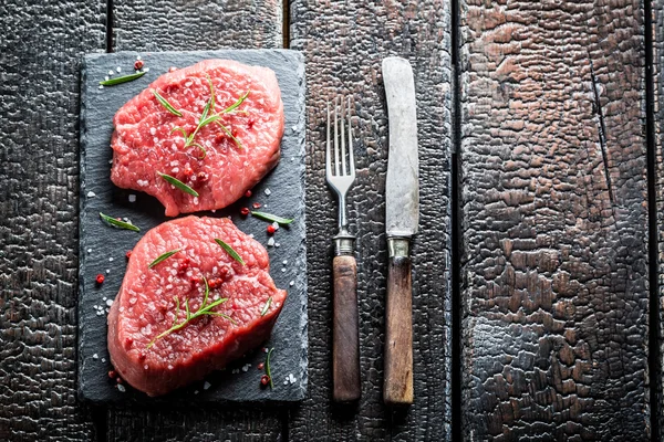 ローズマリーとペッパーを石皿牛肉のクローズ アップ — ストック写真
