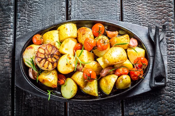 Rostad potatis med rosmarin och vitlök — Stockfoto