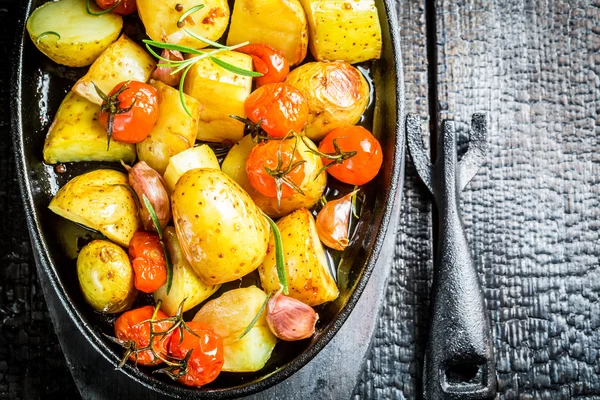 Rostad potatis med färsk tomat och vitlök — Stockfoto