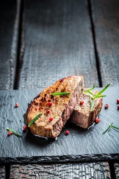 Carne asada caliente con romero fresco en plato — Foto de Stock