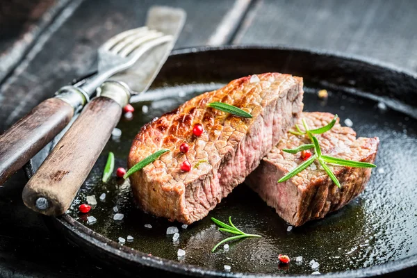 Carne assada quente com ervas frescas prontas para comer — Fotografia de Stock