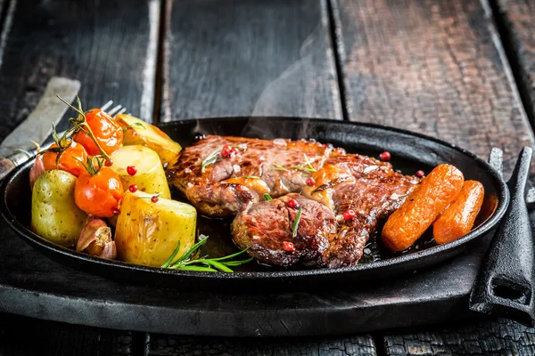 Restovaná zelenina a steak s bylinkami na grilovací misky — Stock fotografie