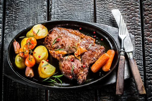 Légumes rôtis et steak aux herbes fraîches sur le gril — Photo