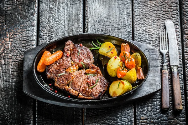 Steak rôti et légumes aux herbes sur le gril — Photo