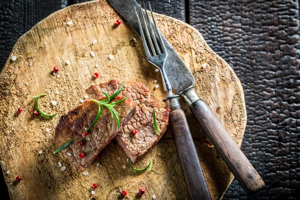 Pražená horký steak s bylinkami a kořením — Stock fotografie