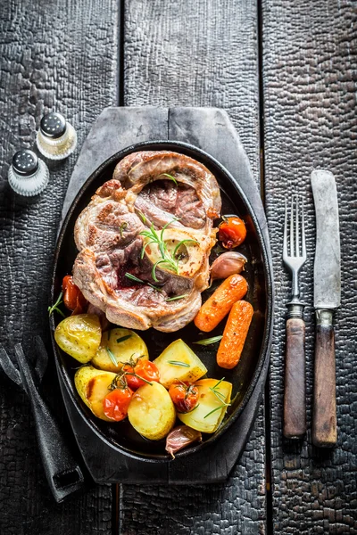 Legumes grelhados e bife com ervas na grelha — Fotografia de Stock