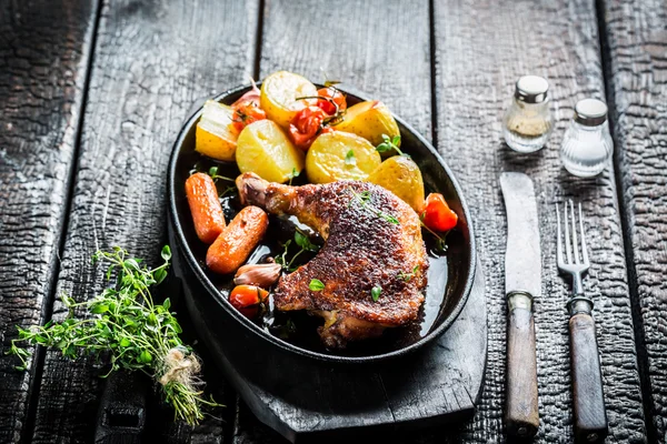 Pedaço de frango assado com manjerona fresca — Fotografia de Stock