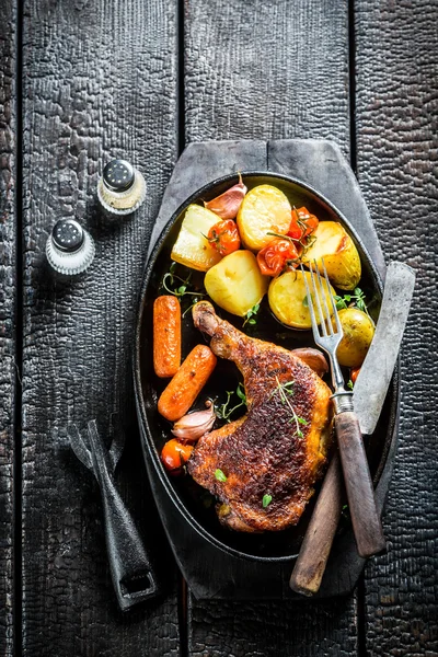 Pedaço de frango grelhado com manjerona fresca — Fotografia de Stock