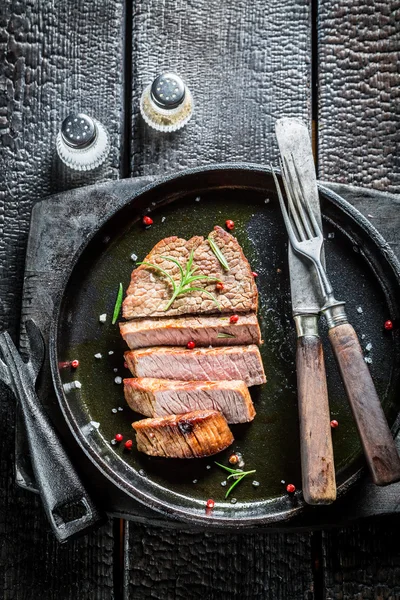 Горячая говядина с розмарином и папером на тарелке — стоковое фото