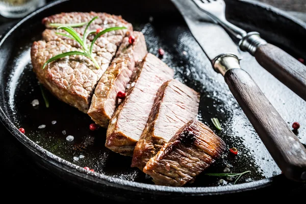 Горячее мясо со свежими травами на тарелке — стоковое фото