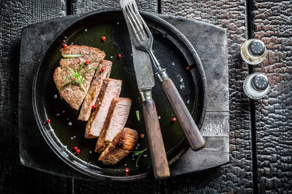 Carne quente com ervas frescas prontas para comer — Fotografia de Stock