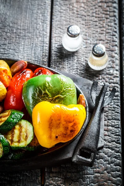 Grilled mix of vegetables on barbecue dish — Stock Photo, Image