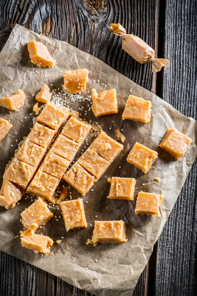 Papír édes karamell cukorkák szezámmagos csomagolva — Stock Fotó