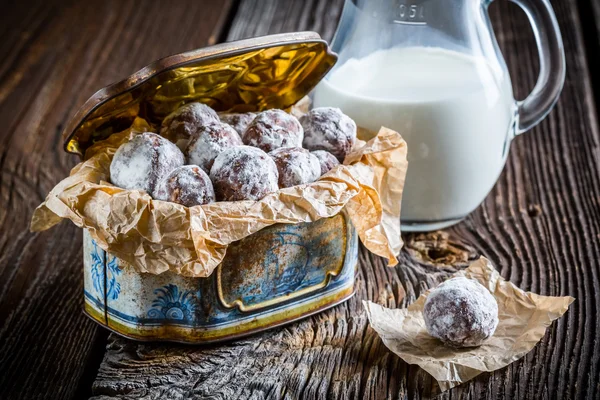 Hausgemachte süße Schokoladenkugeln mit Pulvermilch — Stockfoto