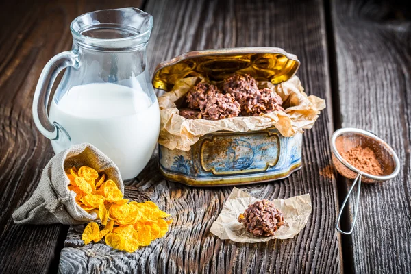 Mısır gevreği ve süt ile ev yapımı tatlı çikolata topları — Stok fotoğraf