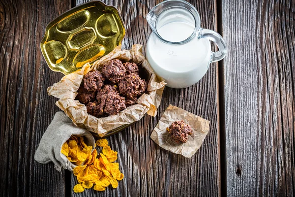 Süße Kakaobällchen mit Zutaten in alter Schachtel — Stockfoto