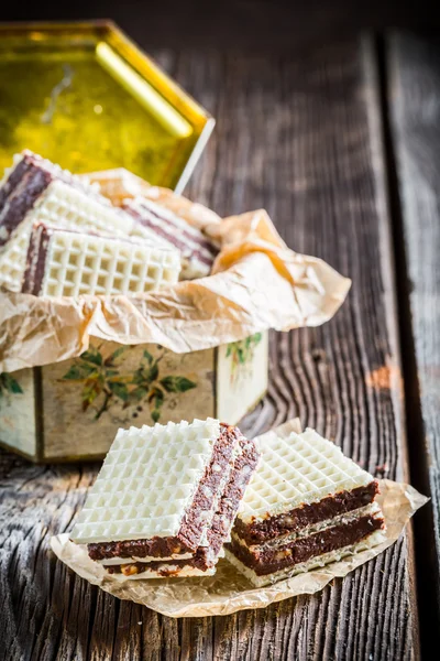 Obleas dulces con chocolate y avellana en caja vieja —  Fotos de Stock