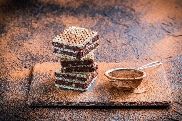 Zelfgemaakte wafels met chocolade op stenen plaat — Stockfoto