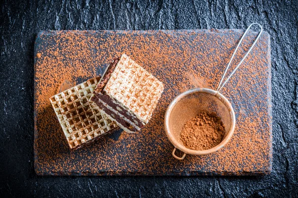 Tatlı taş plaka üzerinde Çikolatalı gofret — Stok fotoğraf