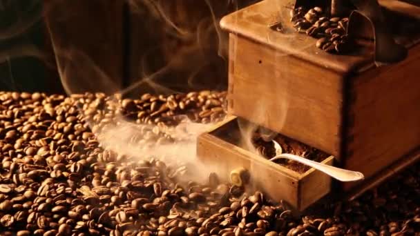 Запах свежемолотого кофе — стоковое видео
