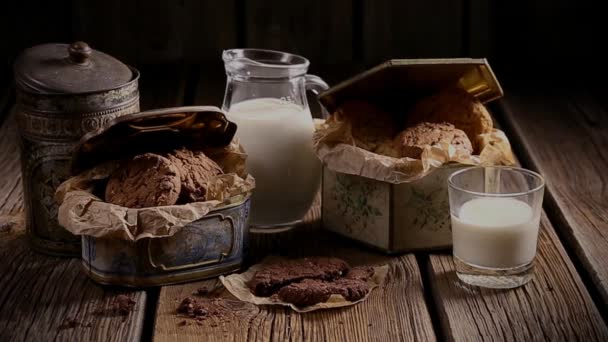 Galletas caseras y leche para el desayuno — Vídeos de Stock