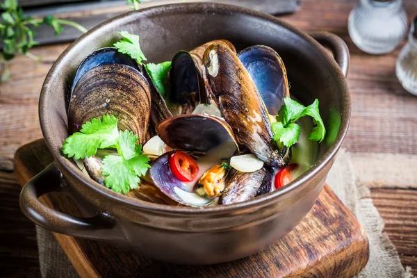 마늘 소스와 함께 맛 있는 홍합 — 스톡 사진
