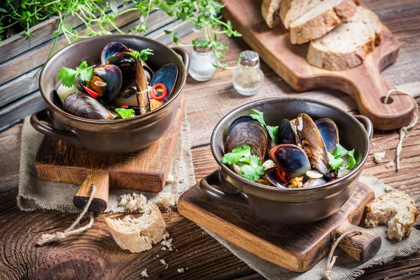Tasty mussels in shells with garlic and red peppers — Stock Photo, Image